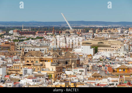 Vue de la Giralda à El Salvador Église, Metropol Parasol et pont Alamillo, Séville, Andalousie, Espagne, Europe Banque D'Images