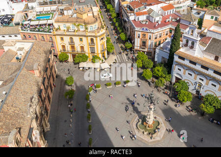 Vue de la Giralda jusqu'à la Virgen de los Reyes square, Séville, Andalousie, Espagne, Europe Banque D'Images