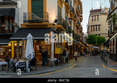 Rue étroite dans le centre historique, au crépuscule, Séville, Andalousie, Espagne, Europe Banque D'Images