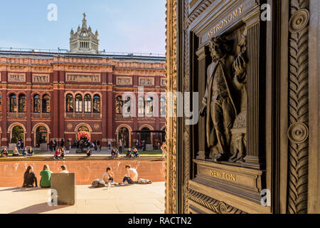 Portes ornés au V et un musée (Victoria et Albert), South Kensington, Londres, Angleterre, Royaume-Uni, Europe Banque D'Images