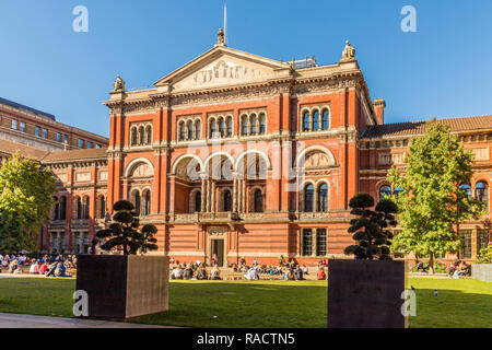 Le V et une (Victoria and Albert Museum), South Kensington, Londres, Angleterre, Royaume-Uni, Europe Banque D'Images