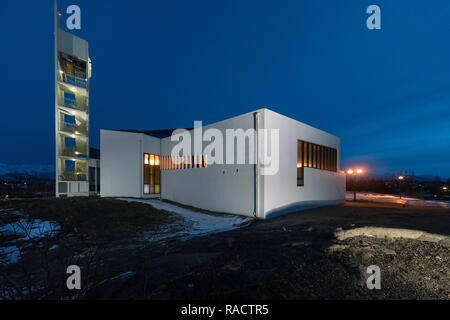 Église moderne éclairé à Egilsstadir la nuit, Fjords de l'Est, l'Islande, les régions polaires Banque D'Images