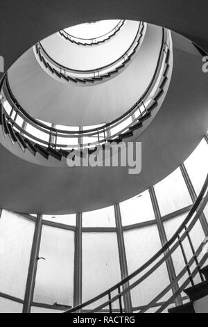 Escaliers dans un bâtiment victorien colonial à Harare, Zimbabwe Vue de dessous. Banque D'Images