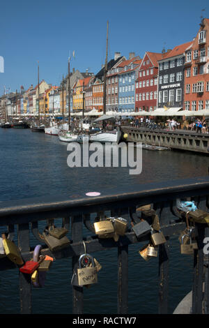 Serrures Les amoureux sur le pont à Nyhavn, Copenhague, Danemark, Scandinavie, Europe Banque D'Images