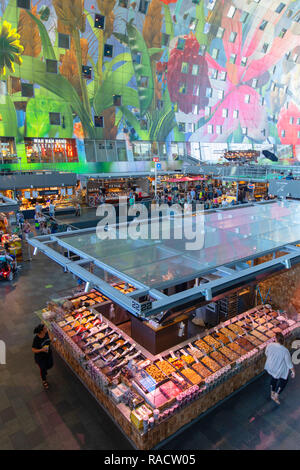 Marché alimentaire intérieur Markthal, Rotterdam, Zuid Holland, Netherlands, Europe Banque D'Images