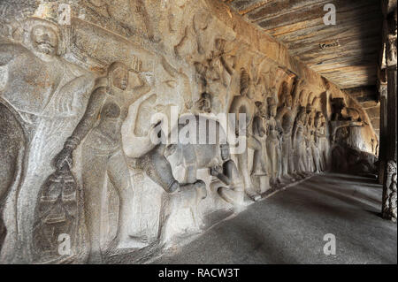 À l'intérieur de la grotte de Vahara montrant 7e siècle rock-cut illustrant l'architecture Seigneur Vishnu hindou, Mahaballipuram, UNESCO, Tamil Nadu, Inde Banque D'Images