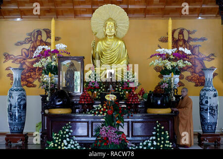 Maître-Autel avec la statue de Bouddha et Monk, temple bouddhiste Truc Lam, Dalat, Vietnam, Indochine, Asie du Sud-Est, l'Asie Banque D'Images