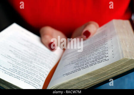Femme Chrétienne la lecture de la Bible, le Vietnam, l'Indochine, l'Asie du Sud-Est, Asie Banque D'Images