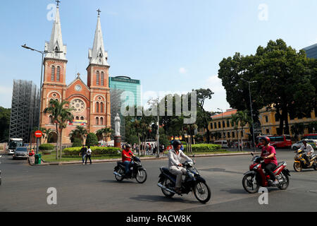 La cathédrale Notre-Dame et Vierge Marie statue, District 1, Ho Chi Minh Ville (Saigon), Vietnam, Indochine, Asie du Sud-Est, l'Asie Banque D'Images