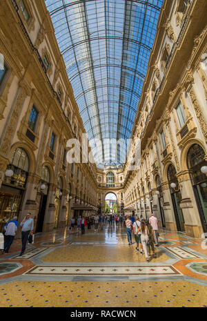 Vue de l'intérieur de la galerie Vittorio Emanuele II, Milan, Lombardie, Italie, Europe Banque D'Images