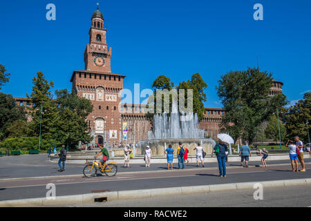 Vue sur Château Sforzesco et fontaine sur une journée ensoleillée, Milan, Lombardie, Italie, Europe Banque D'Images