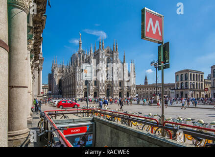 Avis de Duomo di Milano et entrée de métro de Piazza del Duomo sur une journée ensoleillée, Milan, Lombardie, Italie, Europe Banque D'Images