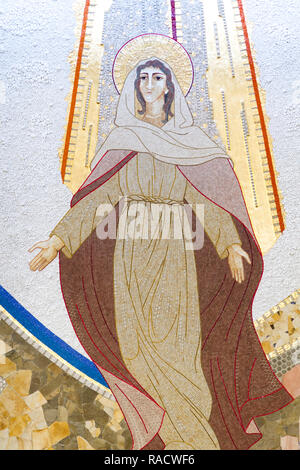 Caklov, la Slovaquie. 2018/7/27. La mosaïque de l'Assomption de la Vierge Marie. L'église paroissiale de l'Assomption de la Vierge Marie. Banque D'Images