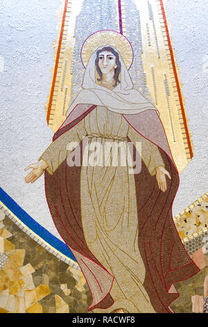 Caklov, la Slovaquie. 2018/7/27. La mosaïque de l'Assomption de la Vierge Marie. L'église paroissiale de l'Assomption de la Vierge Marie. Banque D'Images