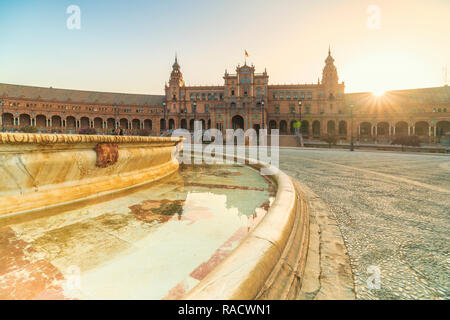 Vicente Traver fontaine face à la tour et bâtiment central, Plaza de España, Séville, Andalousie, Espagne, Europe Banque D'Images