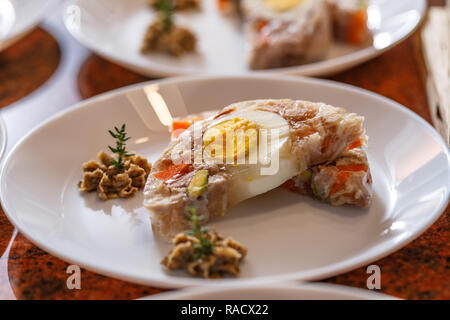 Gelée de carottes, la viande de lapin et oeufs servis avec beurre épicé de truffe Banque D'Images