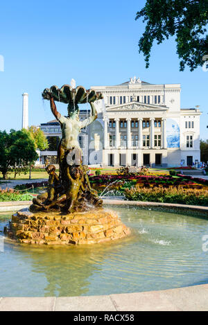 Fontaine en face de l'Opéra, de Riga, en Lettonie, en Europe Banque D'Images