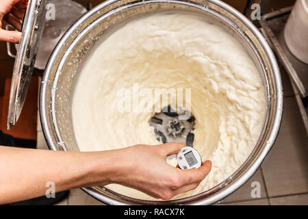 Production de lait de beurre frais Banque D'Images