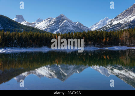 Étang de coin à l'automne, la région de Kananaskis, Alberta, Canada, Amérique du Nord Banque D'Images