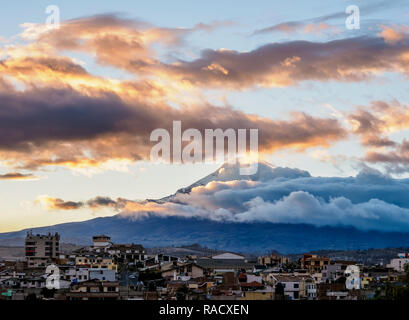 Vue sur Riobamba vers Volcan Chimborazo au coucher du soleil, province de Chimborazo, Équateur, Amérique du Sud Banque D'Images