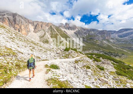 Un randonneur marche le chemin de Pian di Cengia Refug, Dolomites de Sesto (Sexten), province de Belluno, Vénétie, Italie, Europe Banque D'Images