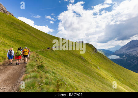 Les randonneurs à pied sur Viel Chemin del Pan près de Pordoi Pass, Vallée de Fassa, Trentin, Dolomites, Italie, Europe Banque D'Images