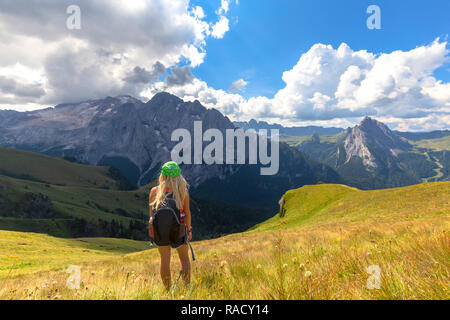 Fille regarde vers Marmolada de Viel del Pan chemin, Pordoi Pass, Vallée de Fassa, Trentin, Dolomites, Italie, Europe Banque D'Images