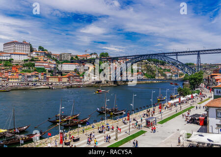 Avis de Dom Luis I Pont sur le fleuve Douro et de Vila Nova de Gaia avec bord de navires et de vin de Porto Ribeira vue, Porto, Portugal, Europe Banque D'Images