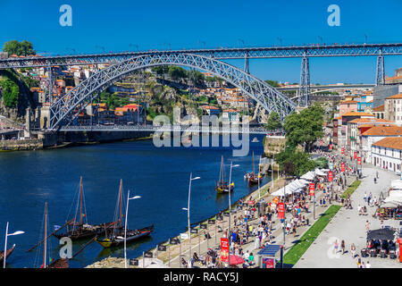 Avis de Dom Luis I Pont sur le fleuve Douro et de Vila Nova de Gaia avec bord de navires et de vin de Porto Ribeira vue, Porto, Portugal, Europe Banque D'Images