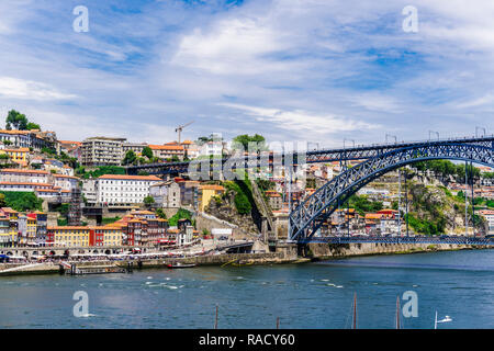 Avis de Dom Luis I pont sur le fleuve Douro et Ribeira afficher avec bâtiments traditionnels et du funiculaire Guindais, Porto, Portugal, Europe Banque D'Images