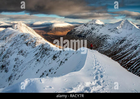 Une femme approche walker le sommet de Stob Buchaille Etive Beag Dubh sur sur un jour d'hiver, Highlands, Ecosse, Royaume-Uni, Europe Banque D'Images