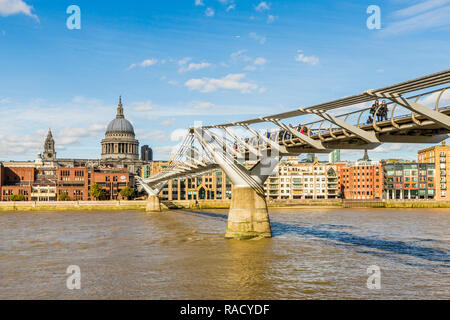 La Cathédrale St Paul et le Millennium Bridge sur la Tamise, Londres, Angleterre, Royaume-Uni, Europe Banque D'Images