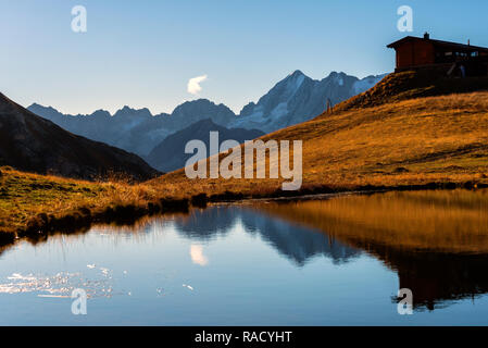 Dans le lac Miroir Presanella Bleis, Parc National du Stelvio, province de Brescia, Lombardie, Italie, Europe Banque D'Images