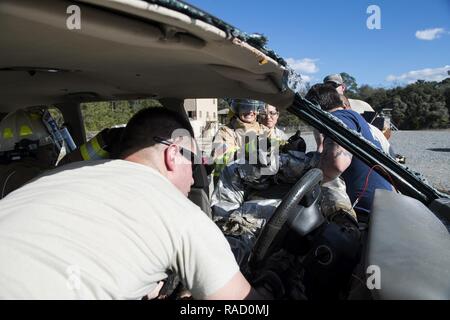 Les participants travaillent en équipe afin de supprimer un patient simulé à partir d'un véhicule, au cours de désincarcération véhicule la formation, 13 janvier 2017, Moody Air Force Base, Ga, dans un monde réel, désincarcération pompiers arrivent sur scène, s'assurer que la voiture était en sécurité et obtenir le patient le plus rapidement possible pour éviter d'autres blessures. Banque D'Images