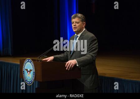 Michael Rhodes, le directeur de l'administration et de gestion, prend la parole lors du 33e congrès annuel le Dr. Martin Luther King Jr. respect à l'Auditorium du Pentagone à Washington, D.C., le 25 janvier 2017. Banque D'Images