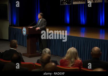 Michael Rhodes, le directeur de l'administration et de gestion, prend la parole lors du 33e congrès annuel le Dr. Martin Luther King Jr. respect à l'Auditorium du Pentagone à Washington, D.C., le 25 janvier 2017. Banque D'Images