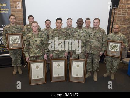 Le lieutenant général Frederick B. (Ben) Hodges, commandant de l'USAREUR (deuxième à droite) a présenté le général Douglas MacArthur A. Leadership Awards pour les lauréats au cours de la Conférence des commandants d'hiver USAREUR à la Communauté Centre d'activités situé à Lucius D. Clay Kaserne à Wiesbaden, Allemagne, 25 janvier 2017. La conférence a commandants et de dirigeants à Wiesbaden pour partager les leçons apprises, d'identifier les principaux enjeux et perspectives pour l'exercices et missions en 2017 et au-delà. Banque D'Images