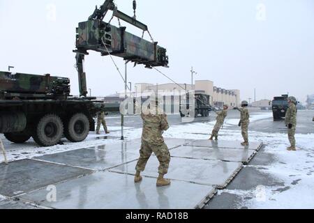 6-52 Les soldats affectés à la Brigade d'artillerie de défense aérienne effectuer de la charge de l'air la formation avec le 51e Escadron de Préparation logistique à Osan Air Base, République de Corée, le 12 janvier 2017. Les soldats ont débarqué un canister missile Patriot pour la préparer pour le transport aérien sur un 463L palette. Banque D'Images