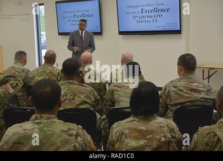 Le général à la retraite Bryon Bagby examine les traits de huit il croit se déplacer une personne d'une réussite à l'excellence au cours d'une séance de perfectionnement professionnel avec la 23e Brigade Quartier-maître le 19 janvier direction le quartier-maître au musée. Banque D'Images
