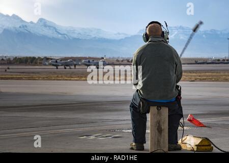 Cody Campbell Senior Airman, 74e Unité de maintenance d'aéronefs, chef de l'équipe lance la corde sur un pneu-calcaire lors de l'attente d'un A-10C Thunderbolt II pour revenir de la fin de la piste à l'Flag-West vert 17-03, le 23 janvier 2017, à Nellis Air Force Base, Nevada GFW est un exercice d'entraînement au combat de l'intégration des terres, qui a accueilli 12 A-10 de Moody Air Force Base, Ga. accompagnant l'appareil ont été 130 membres du personnel de maintenance qui ont travaillé autour de l'horloge pour lancer 18 sorties par jour. Banque D'Images