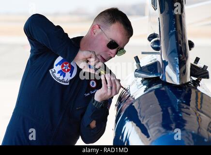 Le s.. Todd Hughes, responsable des avions tactiques, assure un panel sur Thunderbird 8 avant de partir le 25 janvier 2017, à Dover Air Force Base, Del. Hughes a préparé le F-16 Fighting Falcon de l'étape suivante d'un service 9-base, quatre jours de voyage. Coup d'envoi de la saison 2017, les Thunderbirds sont tenues de remplir leurs premier survol du public le 5 février 2017, au Super Bowl LI à Houston, Texas. Banque D'Images