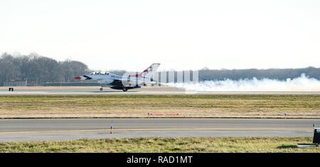 Thunderbird 8, un F-16 Fighting Falcon, décolle de la Base Aérienne de Dover, Delaware, le 25 janvier 2017. Le capitaine Erik "Speedy" Gonsalves, U.S. Air Force Thunderbirds pilote avance/narrateur, et le sergent. Todd Hughes, responsable des avions tactiques, partit pour Pittsburgh, Pa., le prochain arrêt d'un service 9-base, quatre jours de voyage. Banque D'Images