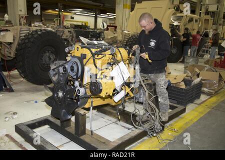 Dustin Wiley, originaire de Riverside, Californie, et une usine de production à roues mécanicien à Barstow, Marine Depot Commande de maintenance, travaux sur le moteur qui alimente la mine et les embuscades protégés tous les véhicules tout terrain, ou M-ATV, actuellement en cours de réparation et mise à niveau de l'usine le 12 janvier. Wiley est un ancien Garde nationale d'armée qui a servi en Afghanistan en tant que mécanicien. Il a dit qu'il a conduit et a travaillé sur le M-VTT et connaît les transports de troupes lourdement construit à sauver des vies. Banque D'Images