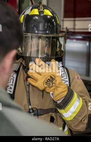 U.S. Air Force d'un membre de la 1re classe Daronda Marsh, droite, un technicien de support client avec le 35e Escadron de soutien de la Force aérienne, sangles et détermine le sceau de sa respiration autonome, ou ARA, comme un membre de la 1re classe Thomas Ulrich, à gauche, un pompier avec le 35e Escadron de génie civil, promenades à travers le processus à Misawa Air Base, Japon, le 26 janvier 2017. Marsh a sauté sur l'occasion de rejoindre cinq autres aviateurs canadiens qui ont pris part à Misawa le domaine de carrière et d'ombre change programme. L'initiative permet aux membres de service de tous les rangs de l'ensemble de l'installation une occasions Banque D'Images