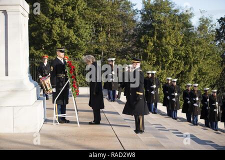 Theresa May, premier ministre du Royaume-Uni, les lieux d'une gerbe sur la Tombe du Soldat inconnu au cimetière national d'Arlington, Janvier 27, 2017, dans la région de Arlington, Va. peut également visité l'Amphithéâtre Memorial Afficher prix. Banque D'Images