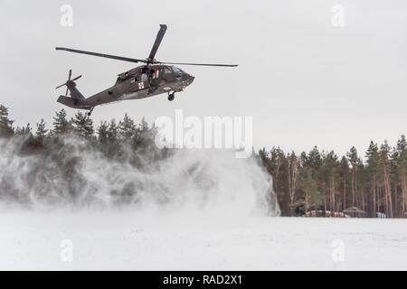 GRAFENWOEHR, Allemagne - UN UH-60A/L de l'hélicoptère Blackhawk C Company, 1-214ème bataillon de l'aviation d'appui général arrive pour procéder à la formation d'évacuation sanitaire avec des soldats du 67e de l'avant de l'équipe chirurgicale, 64e Détachement médical Service vétérinaire, de soutien et de 3e Escadron, 2e régiment de cavalerie, le 10 janvier 2017. Banque D'Images