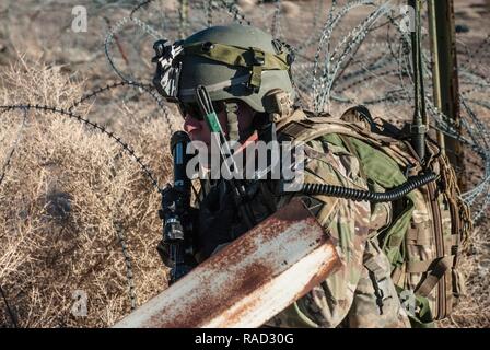 FORT IRWIN, en Californie - un chef d'équipe affectée à la Troupe d'Assassin, 1er Escadron, 11e Régiment de cavalerie blindée, communique la situation de l'ennemi d'état-major supérieur au cours d'une mission d'assaut aérien en Fuldez, dans le Centre national de formation, le 25 janvier 2017. Le but de cette mission était de démontrer la capacité du pays à mener une attaque complexe tout en améliorant la compréhension des capacités des unités de l'aviation. Banque D'Images