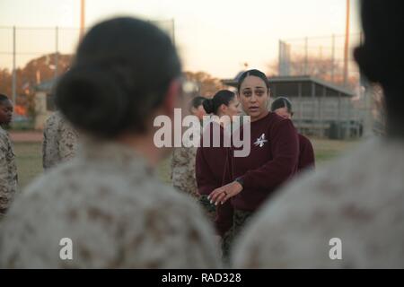 Le sergent du Corps des Marines des États-Unis. Danielle Wilkes, instructeur de forage, peloton 4004, N. Co., 4e Bataillon du Régiment d'entraînement des recrues, donne des recrues du Corps des Marines des États-Unis au cours d'un combat fitness test (FT) sur le recrutement du Corps des Marines, dépôt de l'Île Parris, S.C., le 24 janvier 2017. Le CFT est un événement pour garder Marines prêts pour des situations de combat et est une exigence semi-annuel pour le service actif des Marines. Banque D'Images