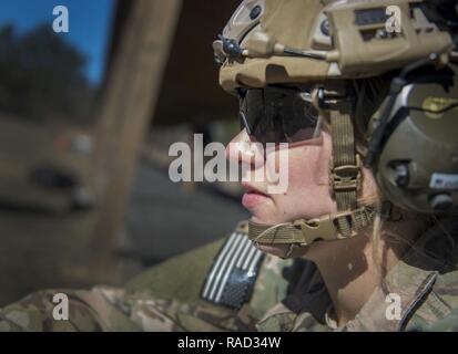 U.s. Air Force Le Capitaine Carly Castello, 1er escadron de la Caméra de combat officier des affaires publiques, se détend pendant une pause tout en lentille Scorpion à Ft. Jackson, L.C., le 24 janvier 2017. Scorpion est un exercice de l'objectif annuel de capacité à survivre et à l'exploitation de l'exercice de formation mandatés par l'emploi de la Caméra de combat de l'Armée de l'air Normes de qualification. Tenue à l'United States Army Training Centre Fort Jackson, S. C., et le Centre de formation, Eastover McCrady, L.C. (l'exercice a pour but de donner une formation de recyclage à la caméra de combat personnel. Les individus sont instruits dans les domaines de tactiques de combat, photographie, vidéo Banque D'Images