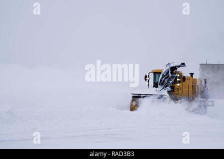 La 114e Escadre de chasse de l'équipe de déneigement est à pied d'œuvre à Joe Foss Field, S.D. après la tempête sur le 24 janvier 2017. Aviateurs volontaire pour ce droit additionnel pour s'assurer que la mission est accomplie. (Air National Guard Banque D'Images